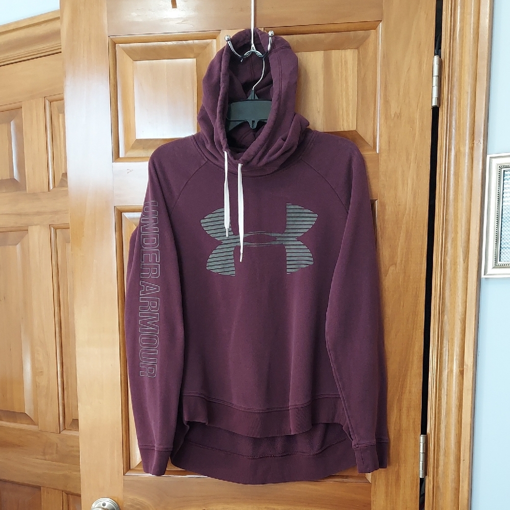- Under Armour Hooded Pullover, Silver Chest, Sleeve Logo, Fleece Size Large EUC